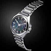 Citizen Series 8 automatisch horloge met zilveren armband en zwarte achtergrond.