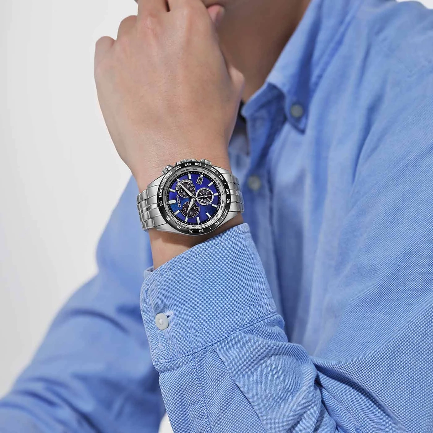 Man met blauw horloge en blauw overhemd, close-up.