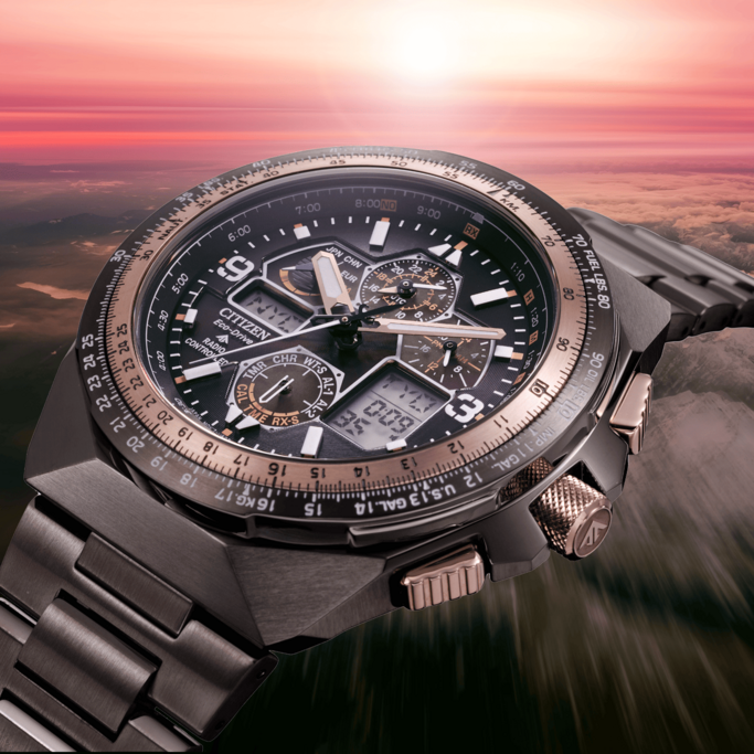 Citizen horloge met meerdere wijzerplaten en een complex ontwerp, tegen een zonsondergang.