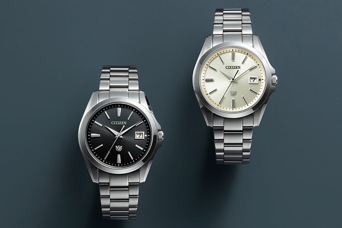 Zwei Citizen-Uhren mit silbernen Armbändern und unterschiedlich farbigen Zifferblättern.