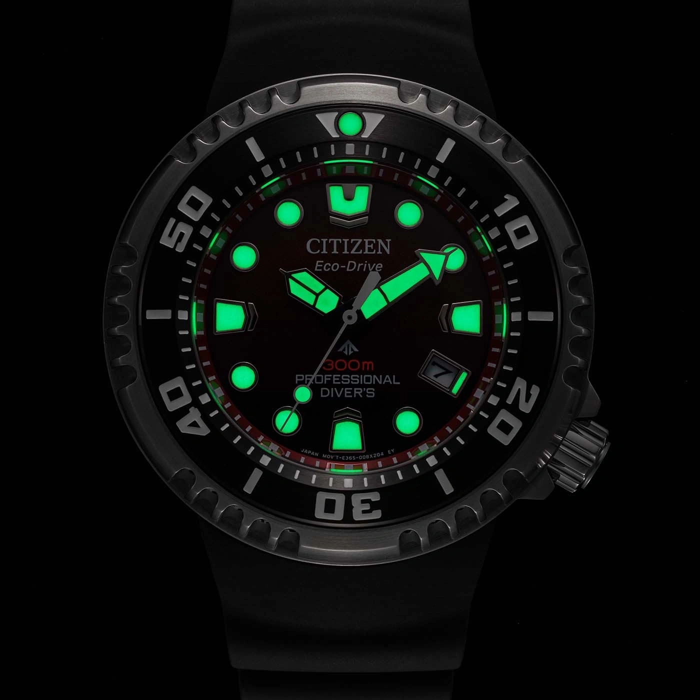 Citizen Eco-Drive horloge met groen oplichtende elementen, zwarte achtergrond, professioneel duikhorloge.