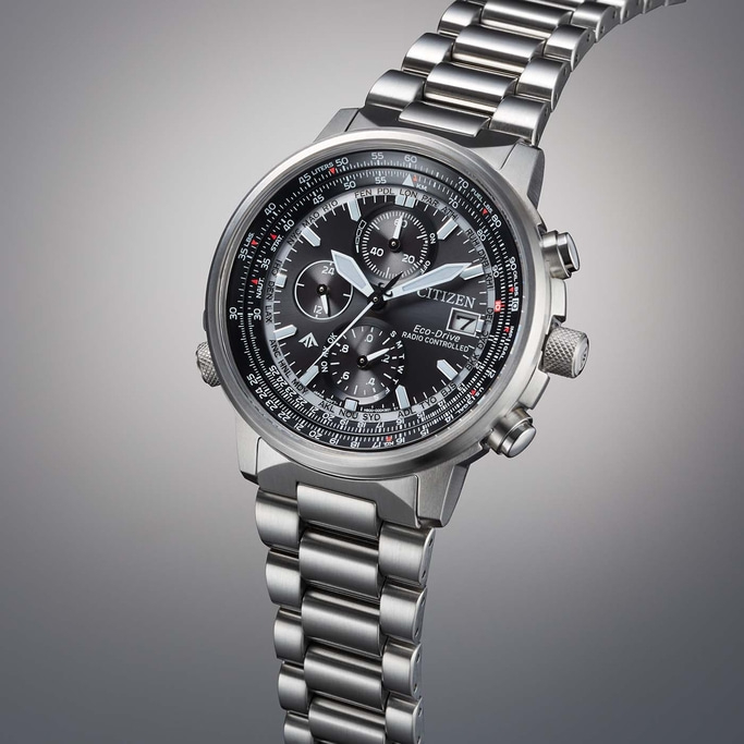 Citizen horloge met zwarte wijzerplaat en zilveren band, Eco-Drive, radiogestuurd.