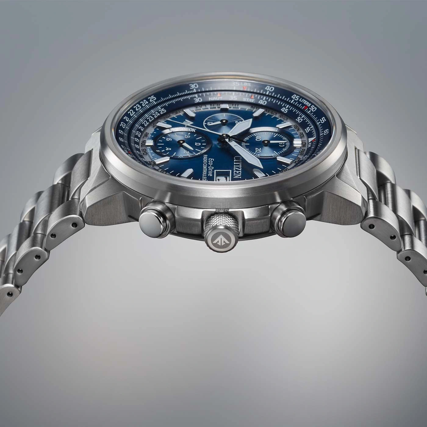 Citizen horloge met blauwe wijzerplaat en zilveren band, close-up, uurwerk