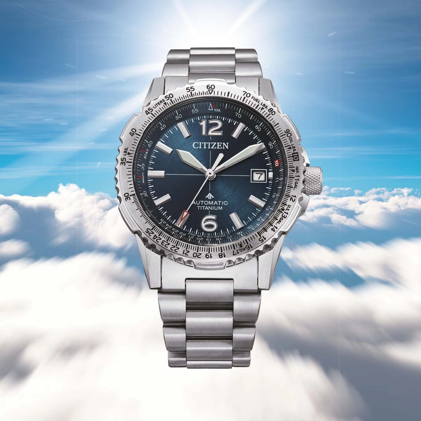 Een Citizen horloge met blauwe wijzerplaat en zilveren band zweeft in de lucht.
