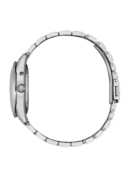 Zijaanzicht van een zilveren polshorloge met metalen band op een groene achtergrond.