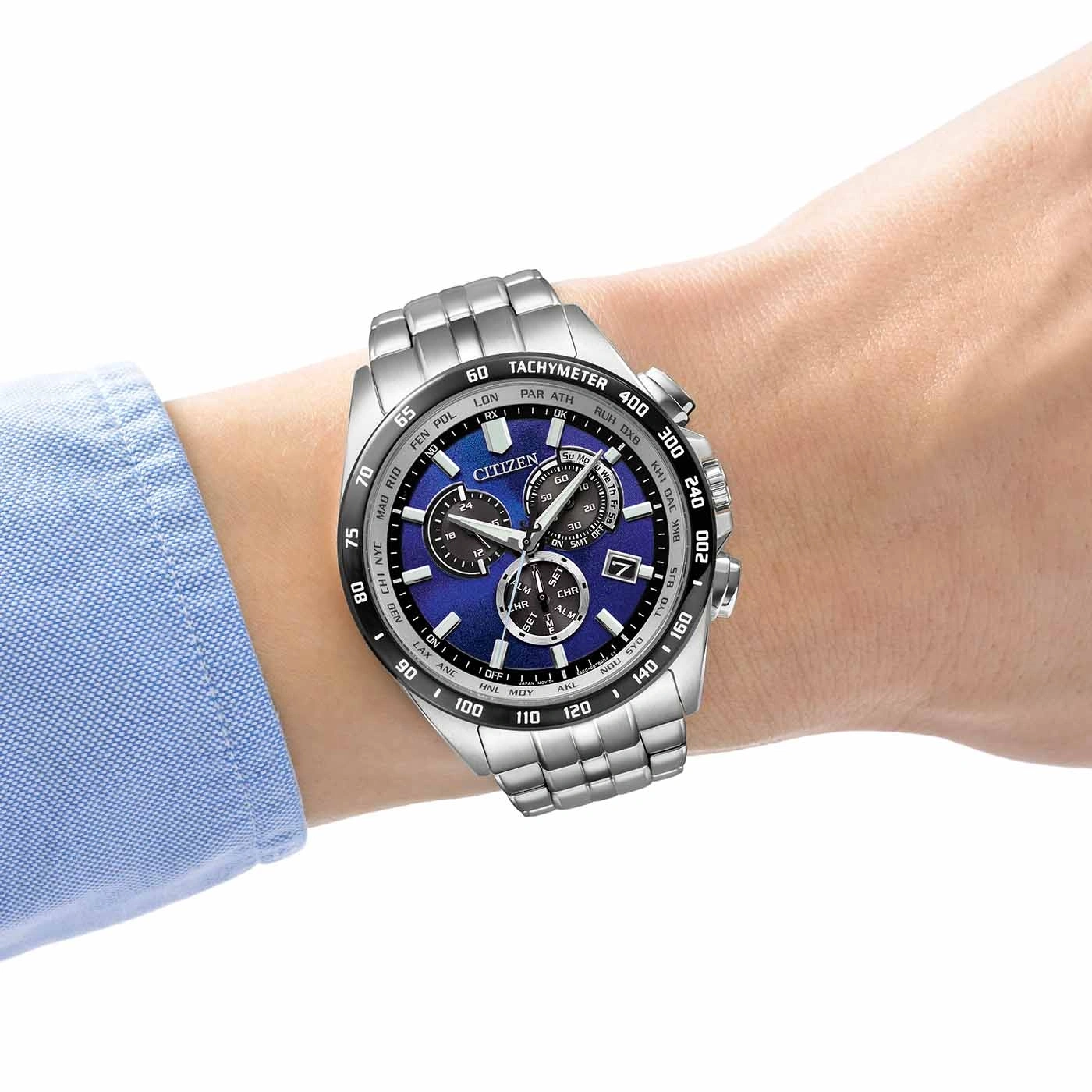 Citizen horloge om de pols, blauwe wijzerplaat, zilveren band, chronograaf, tachymeter, tijdweergave.