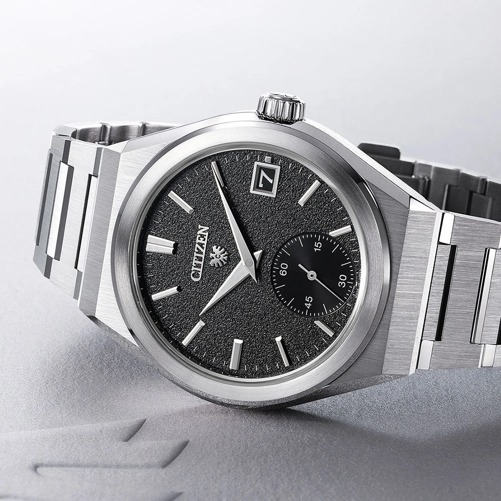 Citizen horloge met zwarte wijzerplaat en zilveren armband, elegant design.
