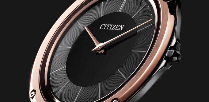 Close-up van een Citizen horloge met een zwarte wijzerplaat en roségouden accenten.