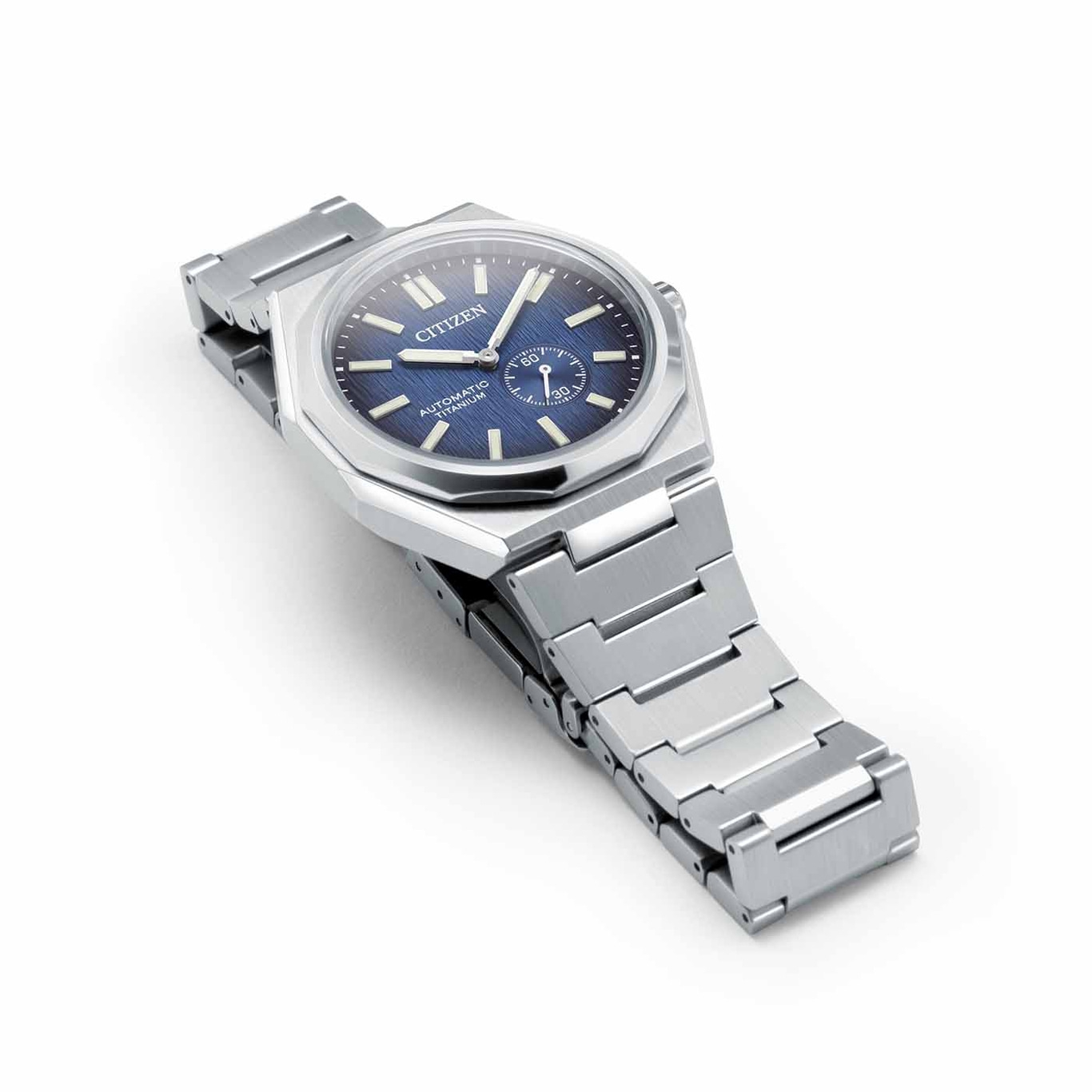 Citizen horloge met blauwe wijzerplaat en zilveren band op witte achtergrond