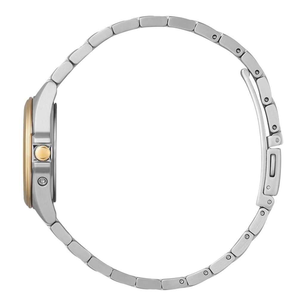 Zijaanzicht van een zilveren horloge met een gouden wijzerplaat en band.