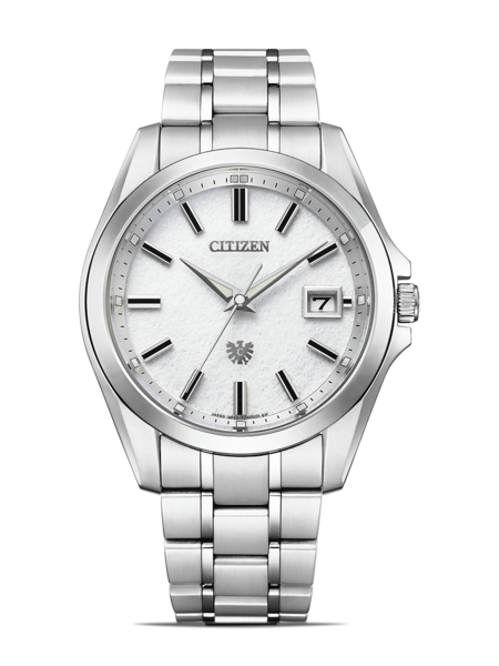 Citizen horloge met witte wijzerplaat en zilveren band op groene achtergrond