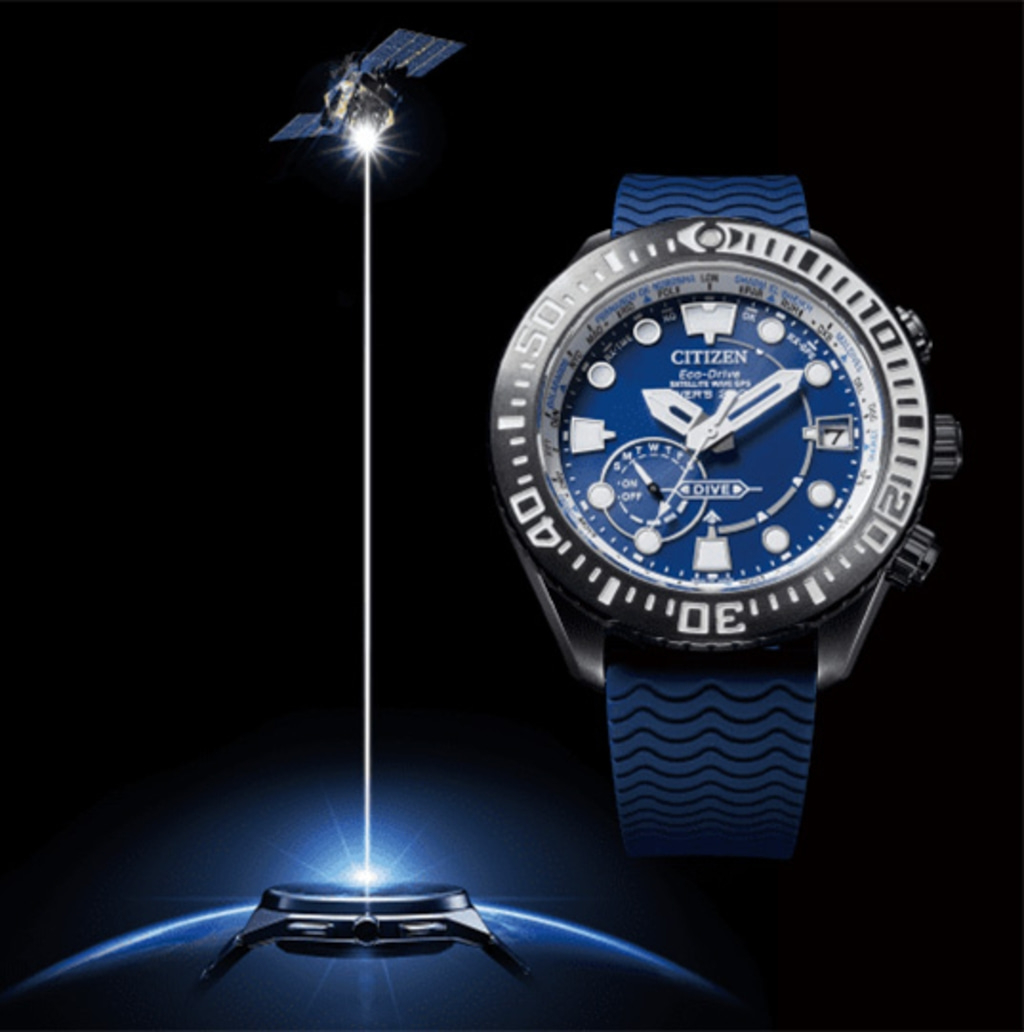 Citizen horloge met satellietverbinding, blauwe wijzerplaat en band, zwarte achtergrond.