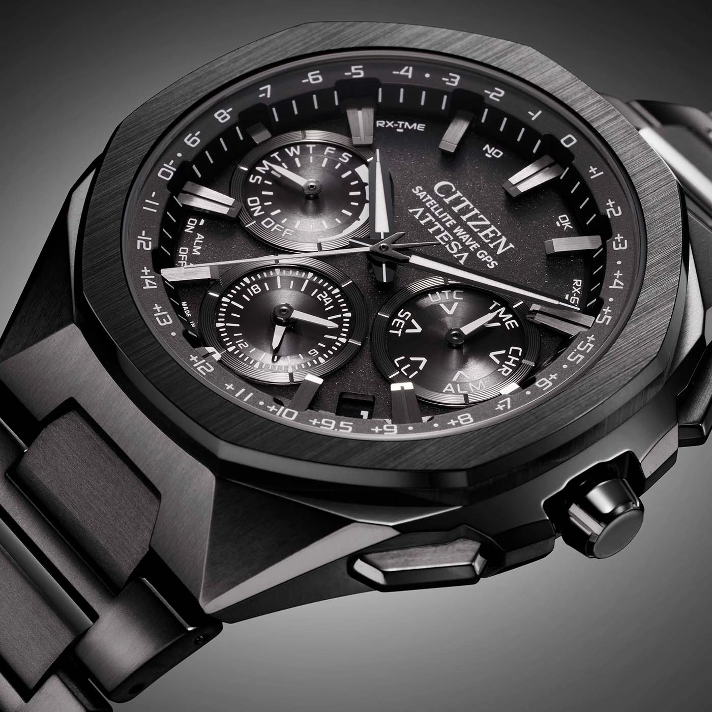 Zwart Citizen Attesa horloge met meerdere wijzerplaten en een getextureerde bezel.