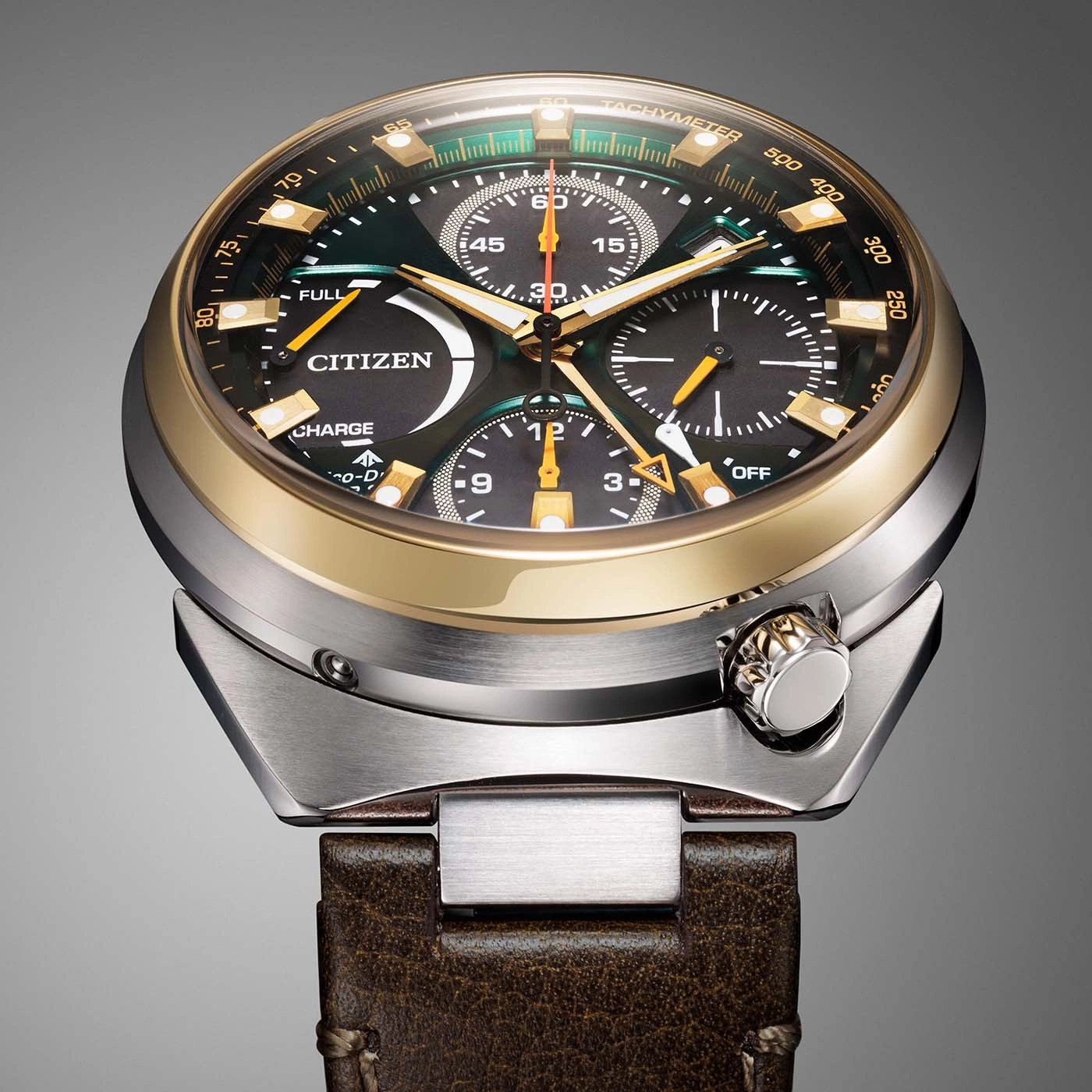 Close-up van een Citizen Eco-Drive chronograaf horloge met een donkergroene wijzerplaat en gouden accenten.