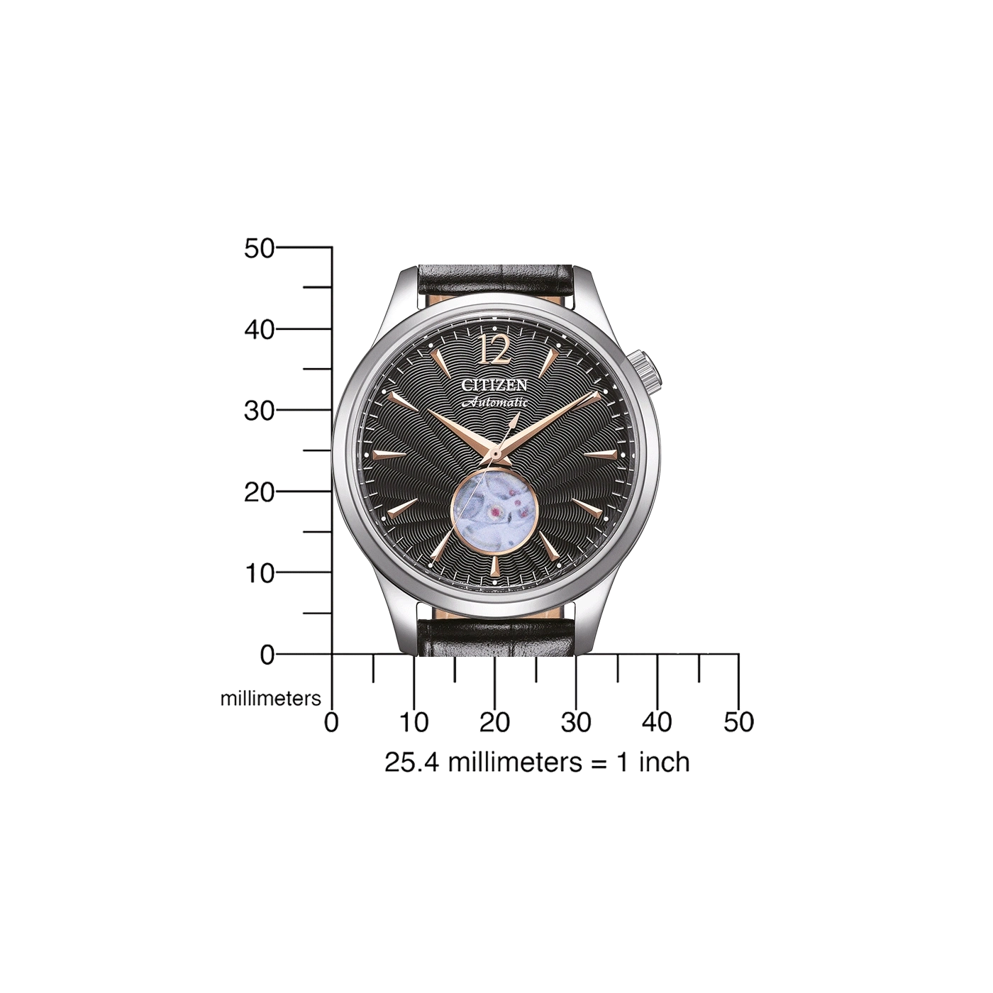 Citizen Automatic horloge met zwarte wijzerplaat en leren band, met een schaal in millimeters.