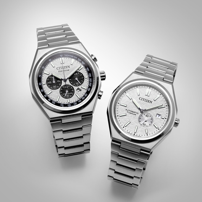 Twee zilveren Citizen horloges, titanium, Eco-Drive en Automatic, op witte achtergrond.