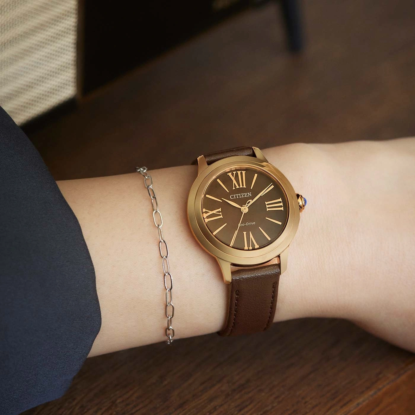 Pols met horloge en armband. Bruine leren band. Citizen horloge.