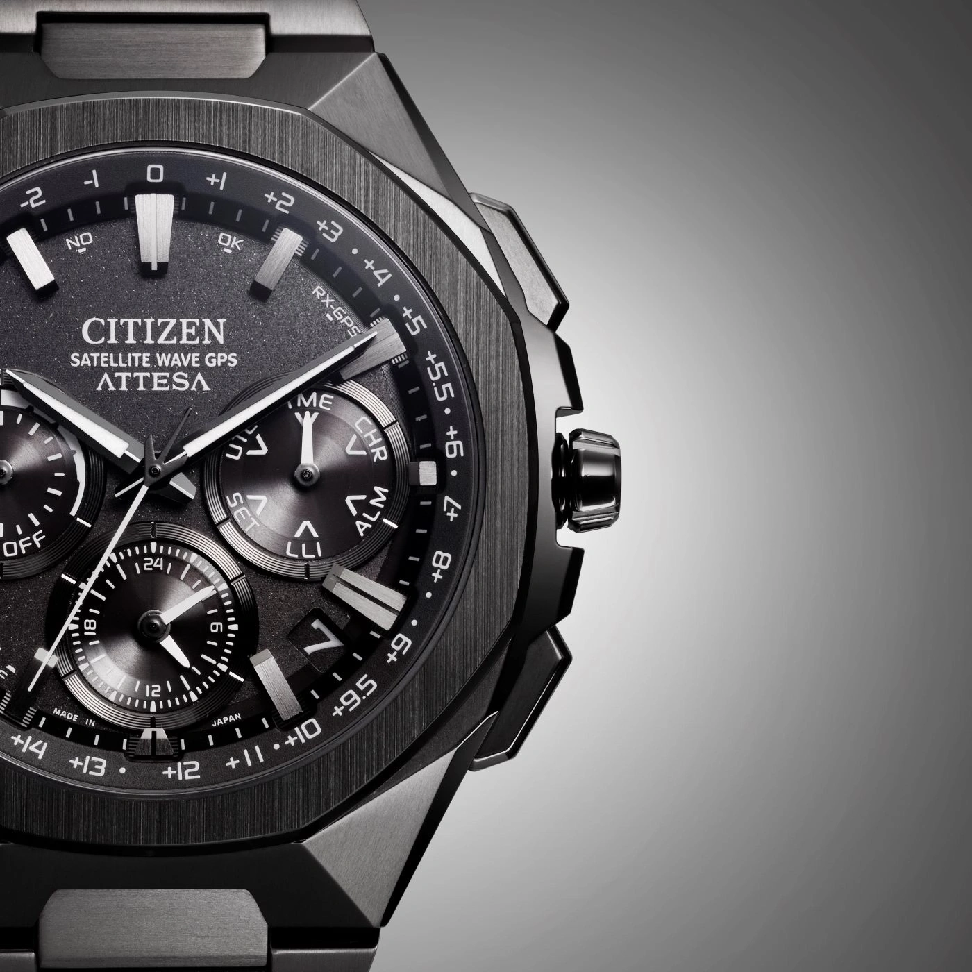 Close-up van een Citizen Attesa horloge met een donkergrijze wijzerplaat en meerdere sub-wijzerplaten.