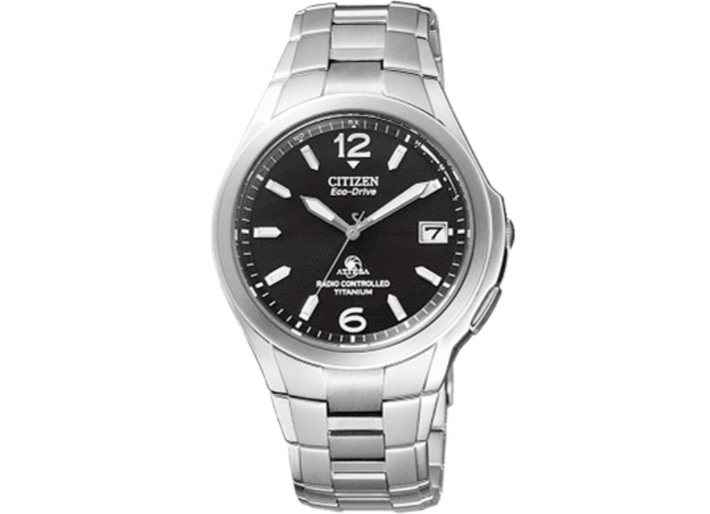 Citizen Eco-Drive horloge met zwarte wijzerplaat en titanium band, radiogestuurd.