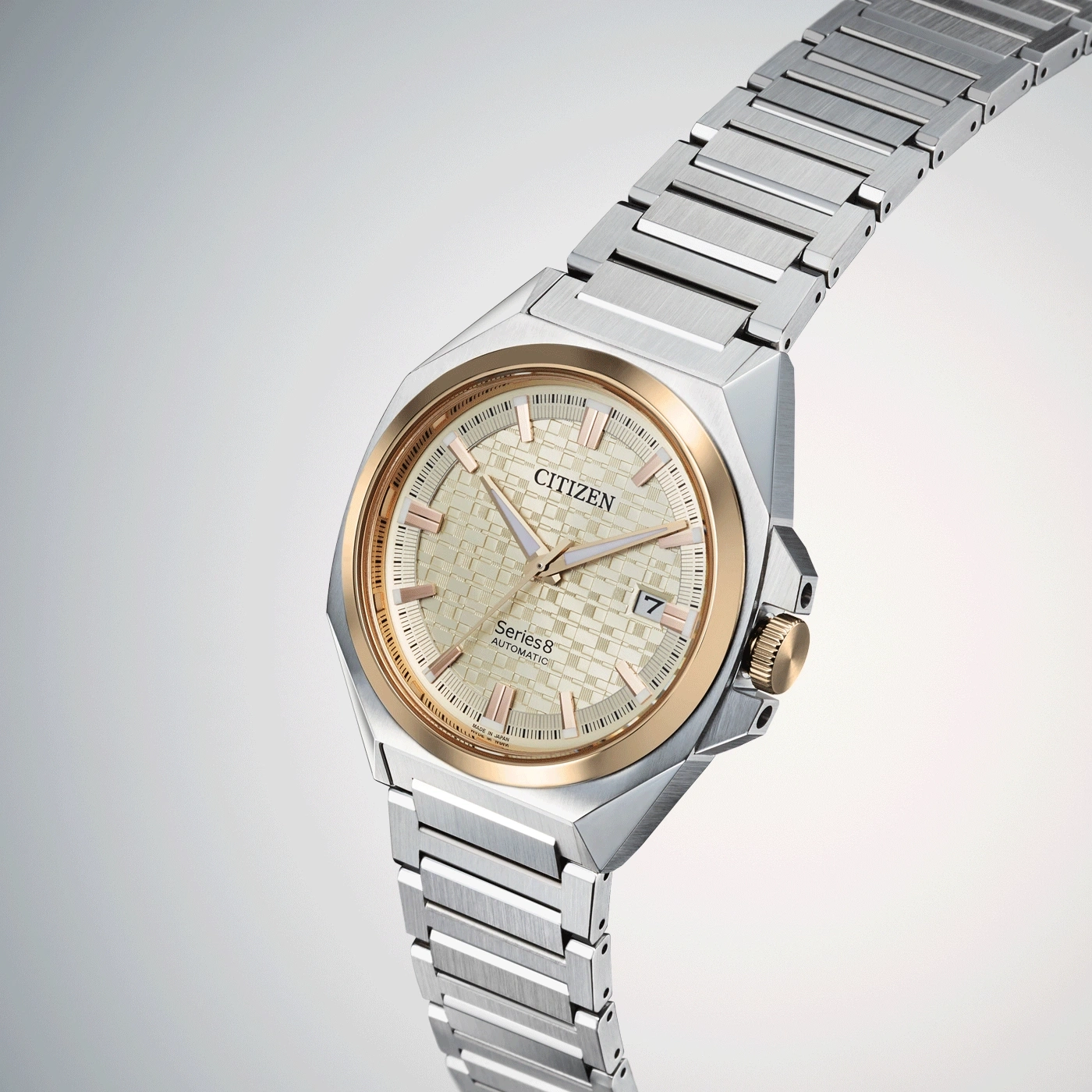 Citizen Series 8 automatische horloge met goud en zilver accenten, close-up