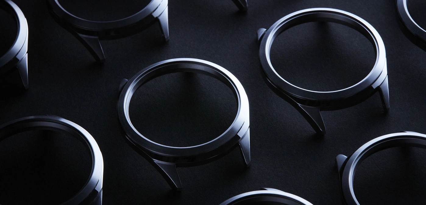 Horloge onderdelen gerangschikt op donker oppervlak, design en detail.