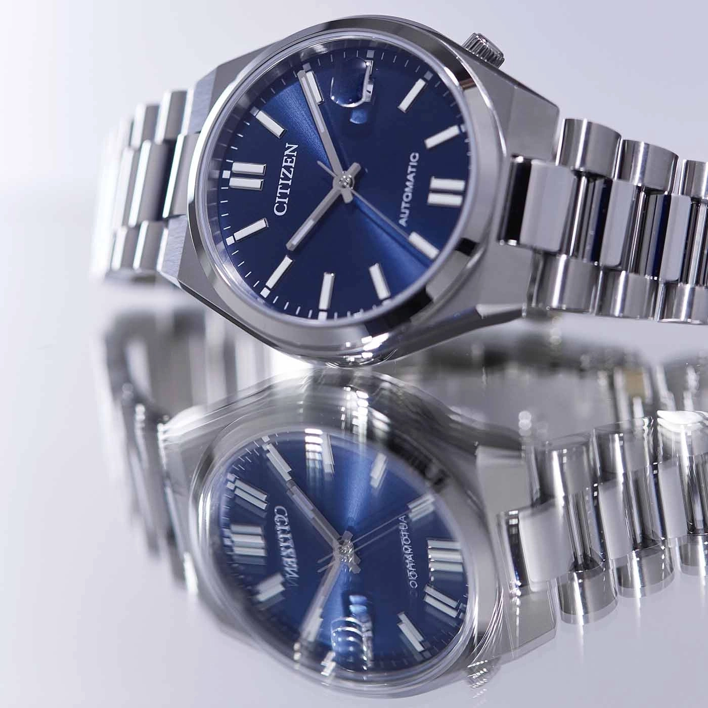 Citizen horloge met blauwe wijzerplaat en zilveren band, automatisch uurwerk.
