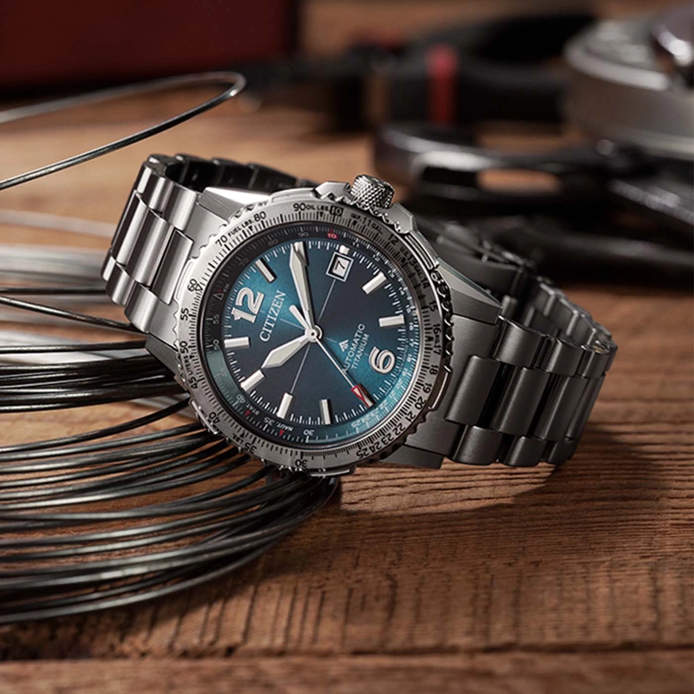 Citizen automatische titanium horloge met blauwe wijzerplaat op metalen band.