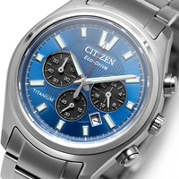 Close-up van een blauw Citizen Eco-Drive titanium horloge
