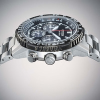 Close-up van een Citizen Eco-Drive horloge met zwarte wijzerplaat en metalen band.