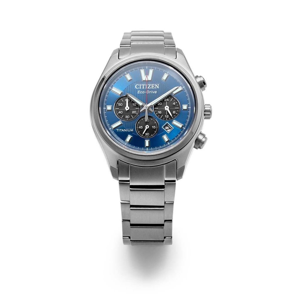 Een blauw Citizen Eco-Drive titanium horloge met chronograaf subdials.