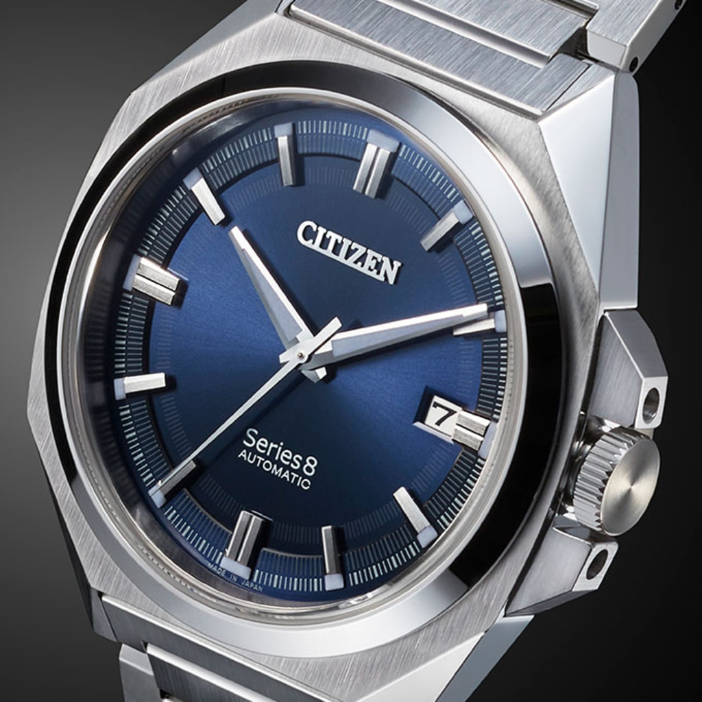 Citizen Series 8 automatisch horloge met blauwe wijzerplaat en zilveren armband.