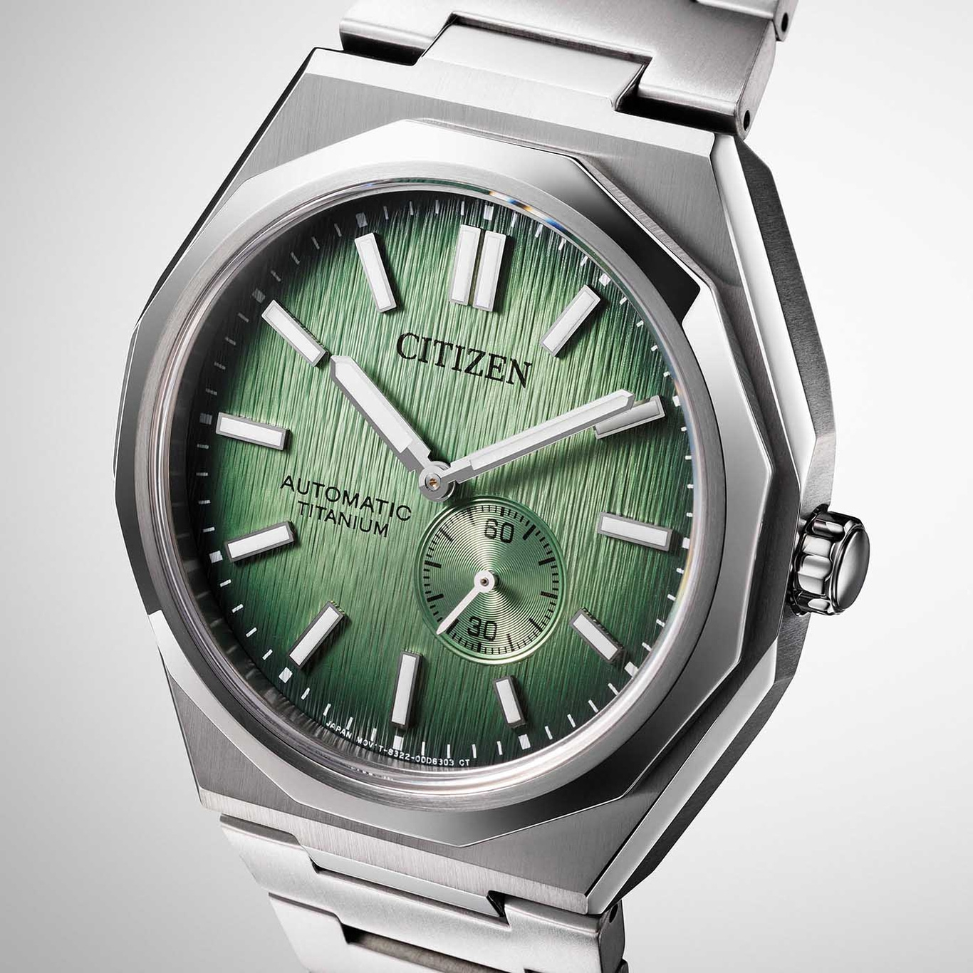 Citizen horloge met groene wijzerplaat en titanium band, automatisch uurwerk.