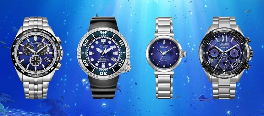 Citizen horloges op blauwe achtergrond, vier verschillende modellen, roestvrij staal en blauwe wijzerplaten.