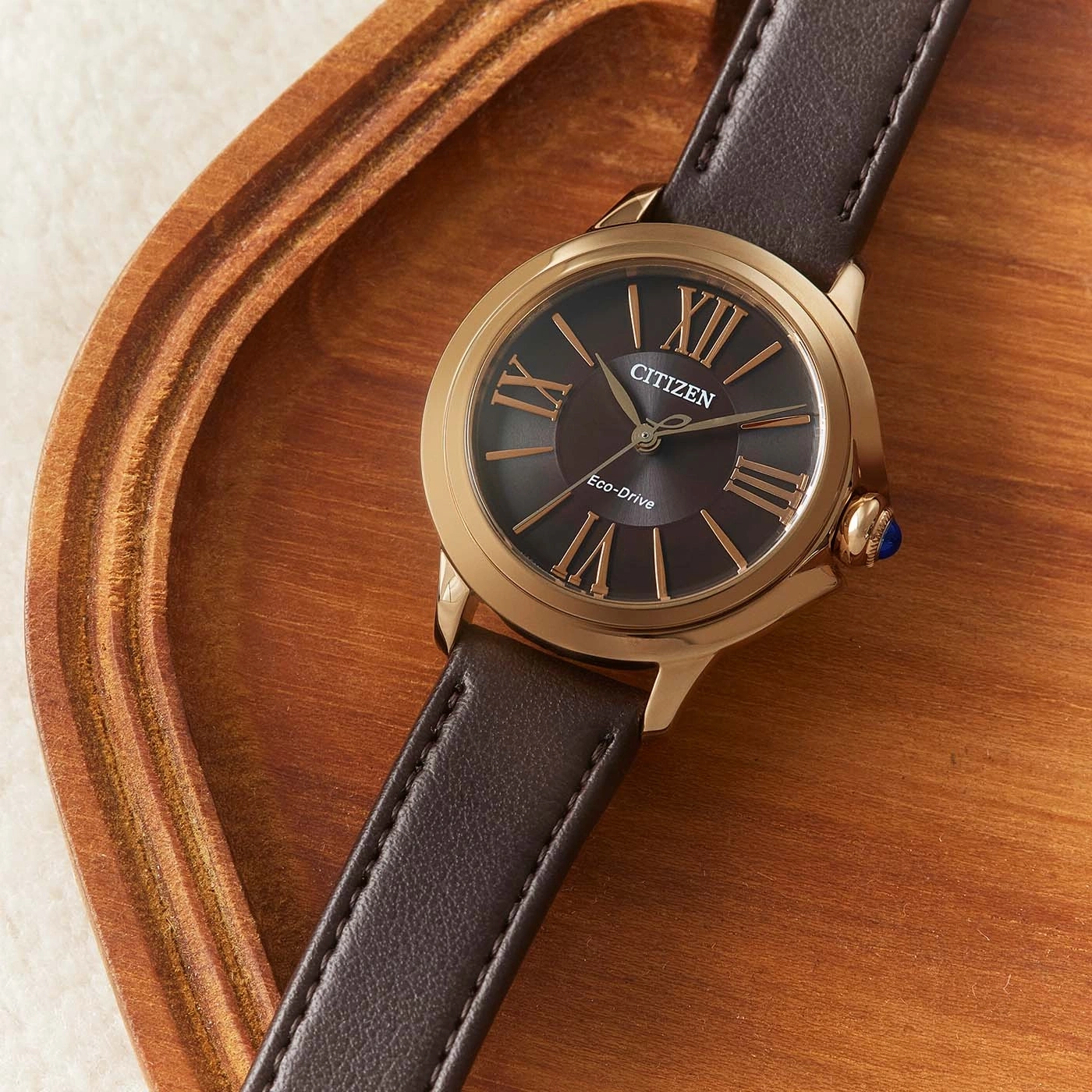Citizen horloge met bruine leren band op houten dienblad