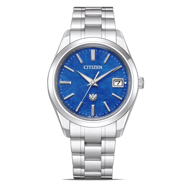 Citizen horloge met blauwe wijzerplaat en zilveren band, datumweergave.