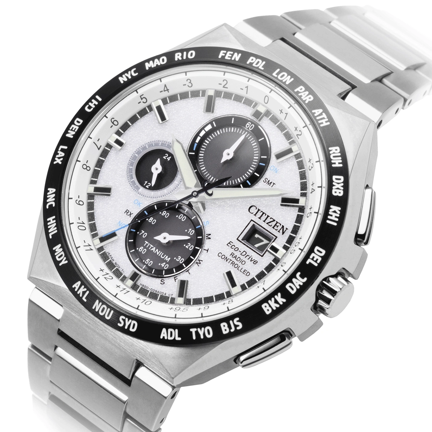 Citizen horloge met meerdere wijzerplaten, tijdzones en een titanium afwerking, Eco-Drive technologie.
