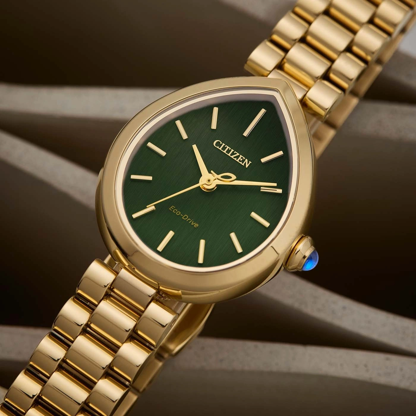 Een gouden Citizen Eco-Drive horloge met een groene wijzerplaat.