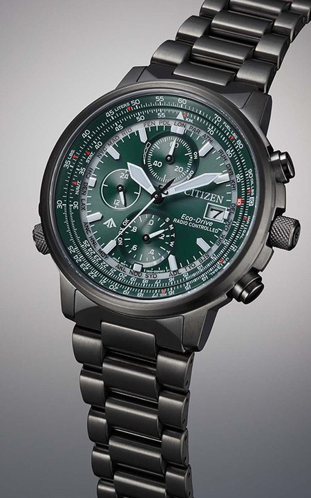 Groen Citizen horloge met zwarte band en gedetailleerde wijzerplaat, perfect voor luchtvaartliefhebbers.