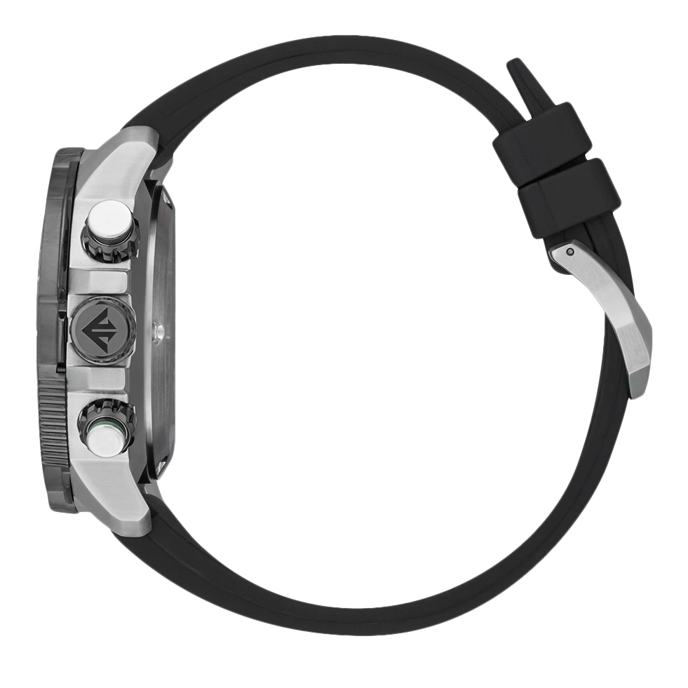 Zijaanzicht van een zwart horloge met een zwarte rubberen band en zilveren accenten.