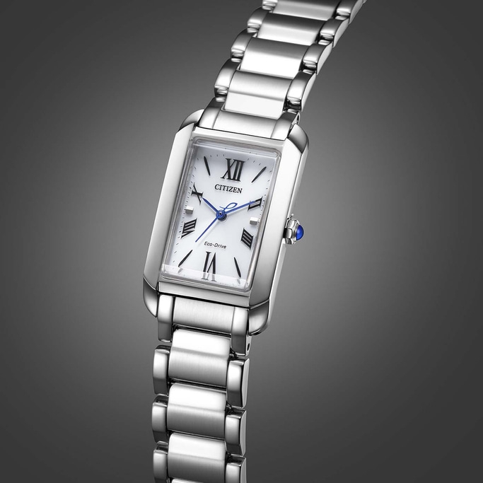 Citizen horloge met witte wijzerplaat en zilveren band op grijze achtergrond