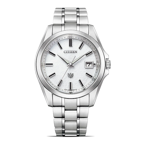 Zilveren Citizen horloge met witte wijzerplaat en datumweergave op witte achtergrond.