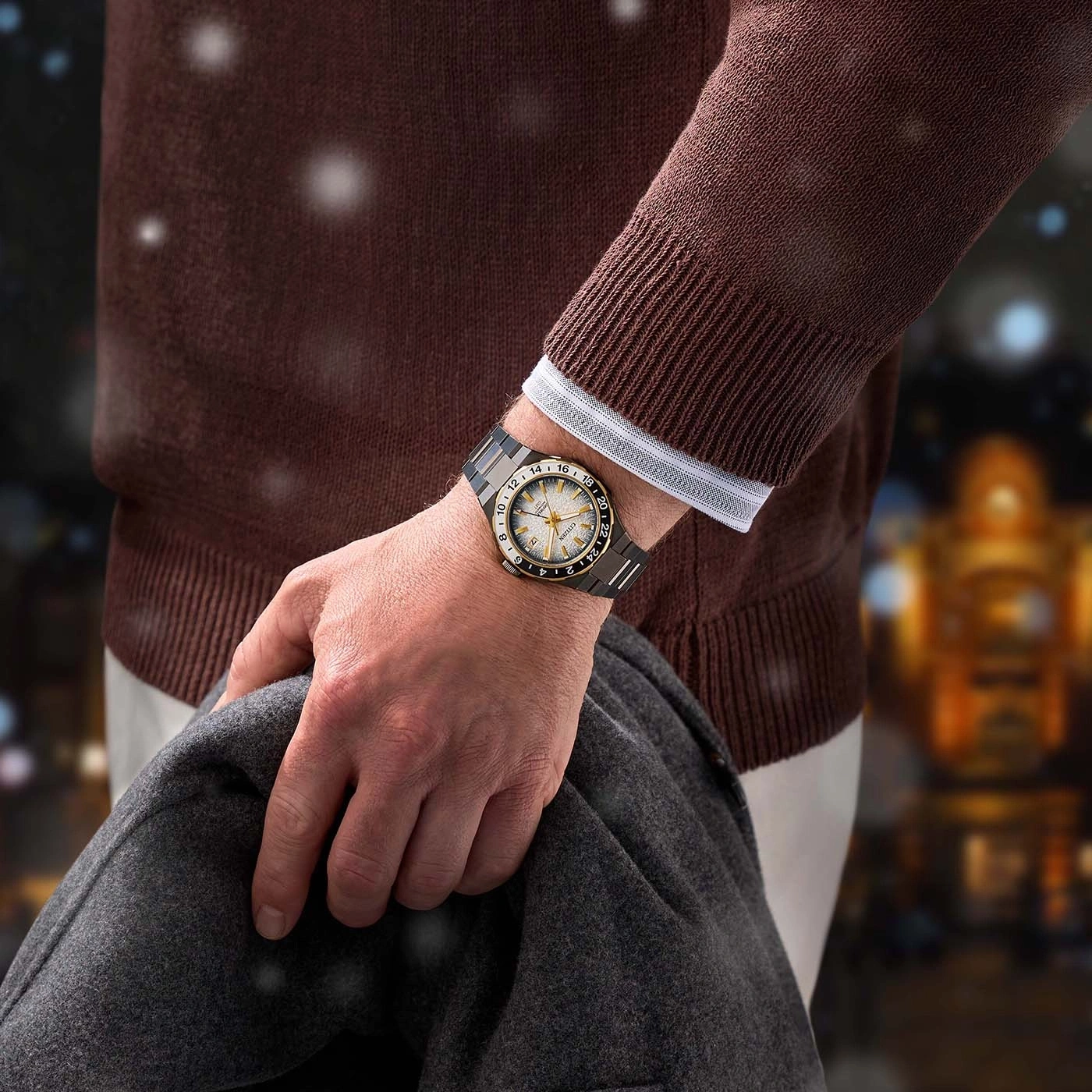 Man met horloge, jas, wazige achtergrond, winterkleding, sneeuw.
