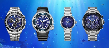 Citizen horloges op blauwe achtergrond, vier verschillende modellen, roestvrij staal en blauwe wijzerplaten.
