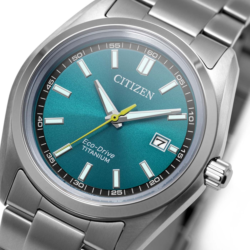 Close-up van een turquoise Citizen Eco-Drive Titanium wijzerplaat.