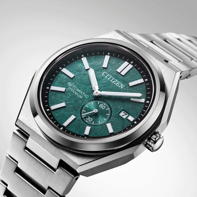 Citizen horloge met groene wijzerplaat en titanium band, close-up.