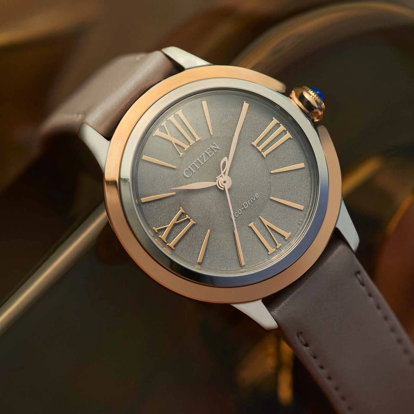 Citizen horloge met grijze wijzerplaat, Romeinse cijfers en leren band.