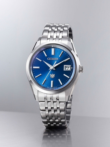 Citizen-Uhr mit blauem Zifferblatt und silbernem Armband, elegantes Design.