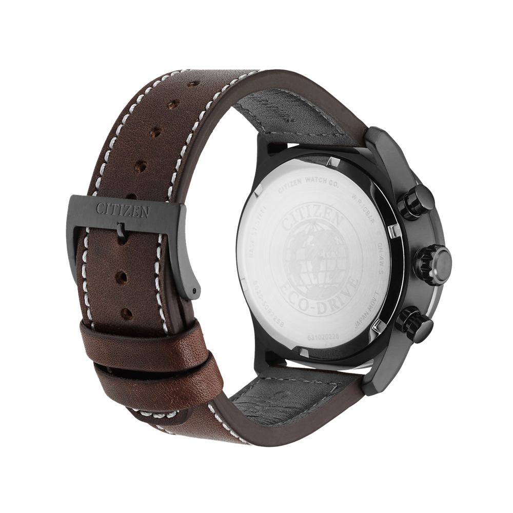 Citizen horloge met bruin lederen band, zwarte kast en witte stiksels.