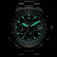 Close-up van een Citizen Eco-Drive horloge met gloeiende groene accenten en gedetailleerde wijzerplaat.