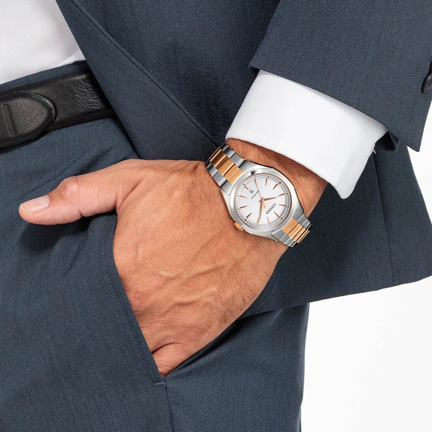 Man met Citizen horloge, pak en wit overhemd, hand in de zak.